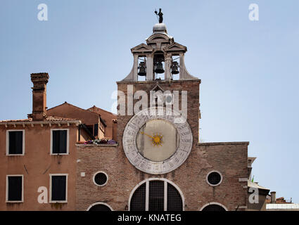 Blick auf San Giacomo di Rialto Kirche mit blauer Himmel in Venedig/Italien. Katholische gotischen Gebäude aus 1071 CE circa, mit einem großen, iconi Stockfoto