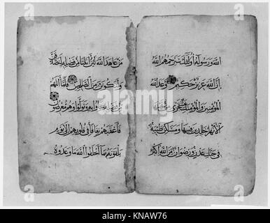 Bifolium aus einem Koran-Manuskript, mit komplizierter islamischer Kalligraphie und heiligem Text, beispielhaft für Manuskriptkunst und religiöses Erbe. Stockfoto