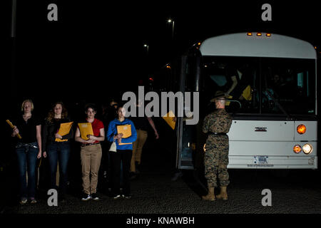 Senior drill instructor Staff Sgt. Michael bedeutet jr., von Clovis, Kalifornien Uhren als neue, junge Männer und Frauen auf Parris Island, S.C., für die Chance, den Titel Marine zu erwerben. Dies beginnt Ihre 13-wöchige Herausforderung eine Marine zu werden. Diese jungen Männer und Frauen werden festgelegt, ihre Ausbildung in den kommenden Tagen als Delta Firma, 1 Recruit Training Bataillon, und Oscar Firma, 4 Recruit Training Bataillon beginnen. ( Stockfoto