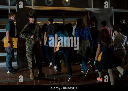 Senior drill instructor Staff Sgt. Michael bedeutet Jr. Gibt die jungen Männer und Frauen, die nur auf die gelben Spuren den ersten Bestellungen auf Parris Island trat. Diese jungen Männer und Frauen werden festgelegt, Delta und Oscar Unternehmen ihre Ausbildung in den nächsten Tagen zu beginnen. ( Stockfoto