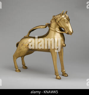 Dieses Aquamanil in Form eines Pferdes demonstriert mittelalterliche Metallarbeiten, zeremonielle und häusliche Nutzung und funktionelle künstlerische Gestaltung. Stockfoto