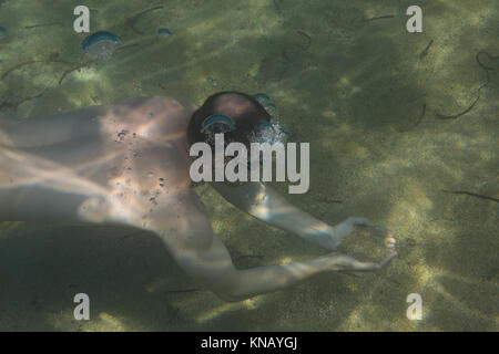Touristische Mann im Schwimmen Sport Schwimmen unter Wasser in das Ägäische Meer an der Küste der Halbinsel Sithonia Stockfoto