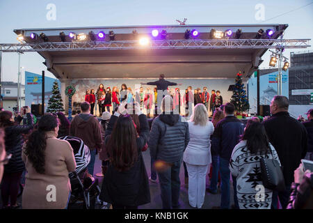 Matthew C. Perry Elementary School Chor führt "Winter Wonderland" während eines Urlaubs baum Beleuchtung in der Marine Corps Air Station Iwakuni, Japan, Dez. 2, 2017. Der Baum Beleuchtung brachten japanische Einheimische und Amerikaner zusammen für einen Urlaub von der Feier. Mehrere Organisationen, die Stände Geld für ihre Sache zu heben und Live Musik gespielt, während die Marine Corps Community Services Iwakuni kostenlose Kekse und heiße Getränke für die Teilnehmer zur Verfügung gestellt. (U.S. Marine Corps Stockfoto