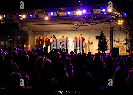 Die Mathew C. Perry High School Chor "Hallelujah" während eines Urlaubs baum Beleuchtung in der Marine Corps Air Station Iwakuni, Japan, Dez. 2, 2017. Der Baum Beleuchtung brachten japanische Einheimische und Amerikaner zusammen für einen Urlaub von der Feier. Mehrere Organisationen, die Stände Geld für ihre Sache zu heben und Live Musik gespielt, während die Marine Corps Community Services Iwakuni kostenlose Kekse und heiße Getränke für die Teilnehmer zur Verfügung gestellt. (U.S. Marine Corps Stockfoto