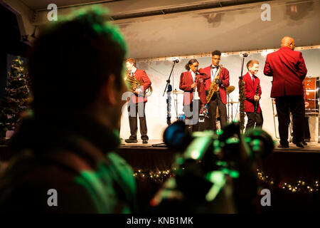 Lokale japanische Medien nimmt Video einer Mathew C. Perry High School Band Leistung während eines Urlaubs baum Beleuchtung in der Marine Corps Air Station Iwakuni, Japan, Dez. 2, 2017. Der Baum Beleuchtung brachten japanische Einheimische und Amerikaner zusammen für einen Urlaub von der Feier. Mehrere Organisationen, die Stände Geld für ihre Sache zu heben und Live Musik gespielt, während die Marine Corps Community Services Iwakuni kostenlose Kekse und heiße Getränke für die Teilnehmer zur Verfügung gestellt. (U.S. Marine Corps Stockfoto