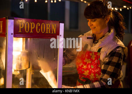 Joanna Gilbert, ein Freiwilliger für die Mathew C. Perry PTA, Schaufeln Popcorn während eines Urlaubs baum Beleuchtung in der Marine Corps Air Station Iwakuni, Japan, Dez. 2, 2017. Der Baum Beleuchtung brachten japanische Einheimische und Amerikaner zusammen für einen Urlaub von der Feier. Mehrere Organisationen, die Stände Geld für ihre Sache zu heben und Live Musik gespielt, während die Marine Corps Community Services Iwakuni kostenlose Kekse und heiße Getränke für die Teilnehmer zur Verfügung gestellt. (U.S. Marine Corps Stockfoto
