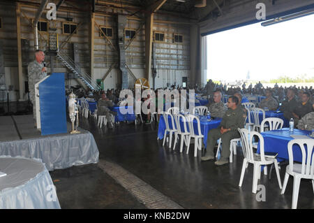 Die 156 Airlift Wing bewirtet seine jährliche Holiday Party am Dez. 3, 2017, auf Muñiz Air National Guard Base in Carolina, Puerto Rico. Das Holiday Party enthalten eine Adresse von Brigadier General Wayne A. Zimmet, Assistant Adjutant General, Puerto Rico Air National Guard, Oberst Raymond Figueroa, der Kommandant der 156. Airlift Wing, einen Urlaub Mahlzeit durch Führung serviert und einen besonderen Urlaub Leistung durch La Thunfisch de Cayey für alle Mitglieder anwesend. (U.S. Air National Guard Stockfoto