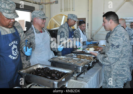 Die 156 Airlift Wing bewirtet seine jährliche Holiday Party am Dez. 3, 2017, auf Muñiz Air National Guard Base in Carolina, Puerto Rico. Das Holiday Party enthalten eine Adresse von Brigadier General Wayne A. Zimmet, Assistant Adjutant General, Puerto Rico Air National Guard, Oberst Raymond Figueroa, der Kommandant der 156. Airlift Wing, einen Urlaub Mahlzeit durch Führung serviert und einen besonderen Urlaub Leistung durch La Thunfisch de Cayey für alle Mitglieder anwesend. (U.S. Air National Guard Stockfoto