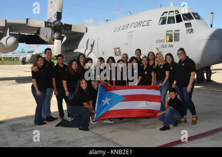 Die 156 Airlift Wing bewirtet seine jährliche Holiday Party am Dez. 3, 2017, auf Muñiz Air National Guard Base in Carolina, Puerto Rico. Das Holiday Party enthalten eine Adresse von Brigadier General Wayne A. Zimmet, Assistant Adjutant General, Puerto Rico Air National Guard, Oberst Raymond Figueroa, der Kommandant der 156. Airlift Wing, einen Urlaub Mahlzeit durch Führung serviert und einen besonderen Urlaub Leistung durch La Thunfisch de Cayey für alle Mitglieder anwesend. (U.S. Air National Guard Stockfoto