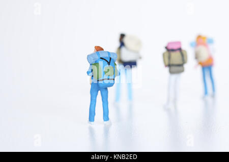 In der Nähe des Miniatur Menschen Backpacker Stockfoto