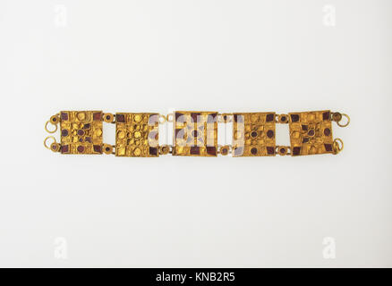 Dieses römische Armband aus dem 3. Bis 4. Jahrhundert n. Chr. ist aus Gold mit Glaseinlagen gefertigt und veranschaulicht das antike römische Schmuckhandwerk und -Design. Stockfoto