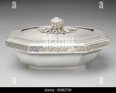 Diese fein gefertigte Box zeigt künstlerisches Design und funktionale Verwendung und spiegelt das kulturelle Erbe und die Handwerkskunst der historischen Zeit wider. Stockfoto