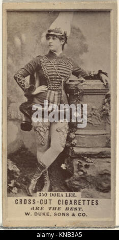 Eine Zigarettenkarte mit Darstellerin Dora Lee aus der Serie „Actors and Actresses“ von Duke Sons & Co., die beispielhaft für Tabakwerbung und Sammelkarten aus dem frühen 20. Jahrhundert ist. Stockfoto