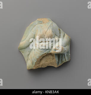 Vergoldete Fayence Fragment einer oinochoe (Kanne) MET DP 121919 250524 Griechische, Ptolemäischen, vergoldeten Fayence Fragment einer oinochoe (Kanne), 3.Jahrhundert v. Chr., Fayence, h. 2 13/32 in. (6,1 cm). Das Metropolitan Museum of Art, New York. Geschenk der J. Pierpont Morgan, 1917 (17.194.2392) Stockfoto