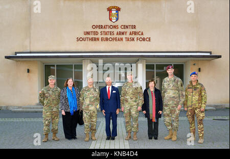 Von links, Oberst Richard D. Conkle, 207 Military Intelligence Brigade Commander; Frau Jeanne Maloney, USARAF Policy Advisor, Oberst Erik M. Berdy, U.S. Army Garrison Italien Commander; Botschafter Lewis M. Eisenberg, amerikanischer Botschafter in Italien; Oberst Howard C. Kirk, US-Armee Afrika Stabschef; Frau Lee Martinez, Generalkonsul von Mailand; Oberst James Bartholomees, 173Rd Airborne Commander; und Oberst Umberto D'Andria, Italienische Base Commander Caserma Ederle Vicenza; posieren für ein Stockfoto