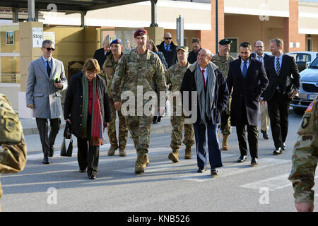 Us-Botschafter in Italien Lewis Eisenberg besucht mit Führern von US-Streitkräften in der caserma Del Din, Vicenza, Italien, Dez. 5, 2017. Er traf sich mit Oberst James Bartholomees, 173Rd Airborne Kommandeur, Oberst Howard C. Kirk, US-Armee Afrika Stabschef; Kol. Erik M. Berdy, U.S. Army Garrison Italien Kommandeur, Oberst Richard D. Conkle, 207 Military Intelligence Brigade Commander und Oberst Umberto D'Andria, Italienische Base Commander Caserma Ederle von Vicenza. (U.S. Armee Stockfoto