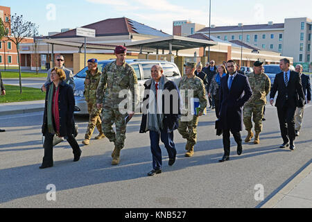 Us-Botschafter in Italien Lewis Eisenberg besucht mit Führern von US-Streitkräften in der caserma Del Din, Vicenza, Italien, Dez. 5, 2017. Er traf sich mit Oberst James Bartholomees, 173Rd Airborne Kommandeur, Oberst Howard C. Kirk, US-Armee Afrika Stabschef; Kol. Erik M. Berdy, U.S. Army Garrison Italien Kommandeur, Oberst Richard D. Conkle, 207 Military Intelligence Brigade Commander und Oberst Umberto D'Andria, Italienische Base Commander Caserma Ederle von Vicenza. (U.S. Armee Stockfoto