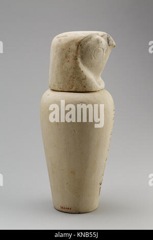 Der Falkenstopfen aus einem Kanopenglas enthielt Orgeln in altägyptischen Bestattungen und repräsentiert den Gott Qebehsenuef, der Schutz im Jenseits symbolisiert. Stockfoto