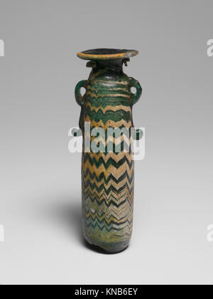 Ein Glas Alabastron ist eine alte Parfümflasche, die feine Handwerkskunst demonstriert. Es wurde zur Lagerung von Duftölen und Parfümen verwendet, die die praktischen und dekorativen Funktionen des Glases in der Antike widerspiegelten. Stockfoto