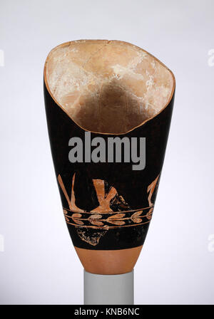 Ein fragmentarischer Terrakotta loutrophoros aus der Zeit um 440 v. Chr., der bei griechischen Begräbnisritualen für Wasser verwendet wurde. Sie wird der Gruppe der Polygnotos zugeschrieben und zeigt künstlerischen Stil und Handwerkskunst, restauriert auf 18 1/4 Zoll Höhe. Stockfoto