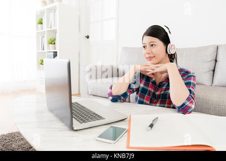 Elegante lächelnd weibliche Schüler beobachten online e-learning System Bildung video zu studieren. Stockfoto