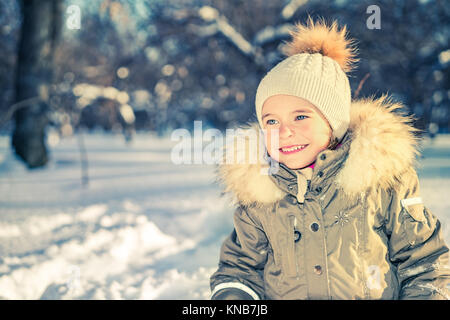 Kleines Mädchen in einem Winter Park Stockfoto