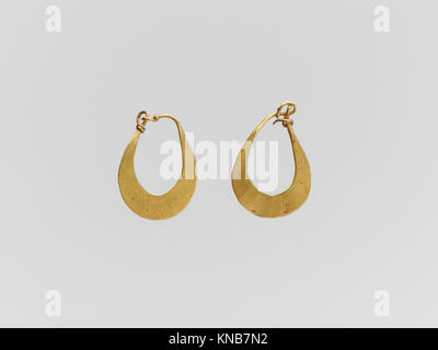 Gold sichelförmige Ohrring MET DP 135935 243289 Stockfoto