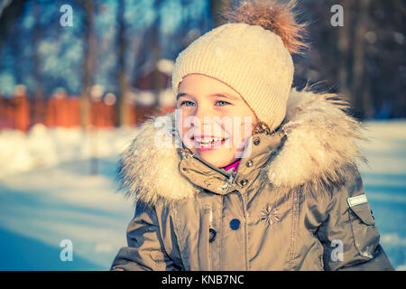 Kleines Mädchen in einem Winter Park Stockfoto