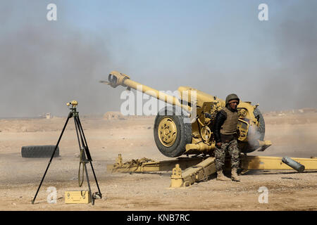 Eine nationale afghanische Armee Soldat mit 1. Brigade, 215 Corps Brände ein 122-mm-Haubitze D-30 vor während einer Live-fire Schulungsveranstaltung im Camp Shorabak, Afghanistan, Dez. 5, 2017. Der Übung eine artillerie Ausbildung Kurs, der von der US-Marine Advisors mit Task Force Südwesten geführt wurde und brachte mehr als 25 Soldaten aus der gesamten Feuerwehr. Die Soldaten werden Ihre vor kurzem erweiterten Funktionen für die Artillerie Feuer zur Unterstützung, Infanterie Einheiten Durchführung von Kampfeinsätzen gegen die Taliban in der Provinz Helmand. (U.S. Marine Corps Stockfoto