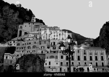 Erstaunlich schwarzen und weißen Amalfi Italien Landschaft, Stadt in der Provinz von Salerno. Stockfoto