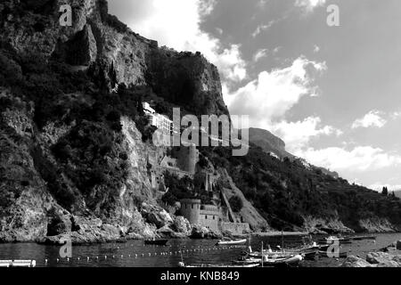 Erstaunlich Italien Landschaft, in Conca dei Marine Beach - Amalfi Küste. Es liegt auf einem Hügel in der Nähe der Küste und zwischen Amalfi und Sorrento gelegen. Stockfoto