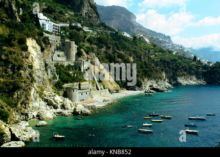 Erstaunlich Italien Landschaft, in Conca dei Marine Beach - Amalfi Küste. Es liegt auf einem Hügel in der Nähe der Küste und zwischen Amalfi und Sorrento gelegen. Stockfoto