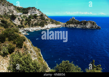 Erstaunlich Italien Landschaft, in Conca dei Marine Beach - Amalfi Küste. Es liegt auf einem Hügel in der Nähe der Küste und zwischen Amalfi und Sorrento gelegen. Stockfoto