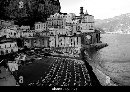 Schwarze und Weiße Italien Landschaft - Atrani - Amalfiküste Stockfoto