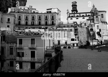 Stadt Atrani Amalfi Küste - Italien. Atrani ist eine Stadt und Gemeinde an der Amalfiküste in der Provinz Salerno in der Region Kampanien, Stockfoto