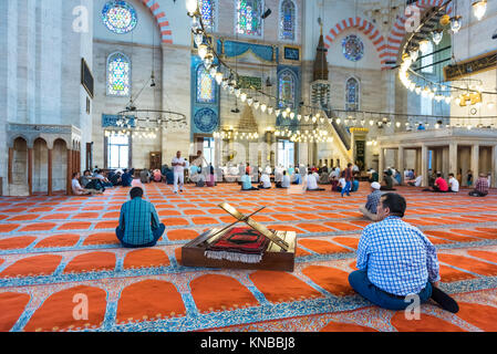 Nicht identifizierte Türkischen muslimischen Männern in der Süleymaniye-moschee beten. Alte Rahle (rednerpult) Möbel in Vordergrund. Istanbul, Türkei, 04. Juni 2017 Stockfoto