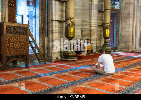 Nicht identifizierte Türkischen muslimischen Männern in der Süleymaniye-moschee beten, mit islamischen Elementen gestaltet und durch die osmanischen Architekten Sinan. Istanbul, Türkei entwickelt. Stockfoto