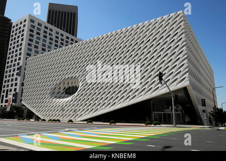 Außenansicht des Broad Art Museum Building Carlos Cruz-Diez Crosswalk South Grand Avenue in Downtown Los Angeles, LA California USA KATHY DEWITT Stockfoto