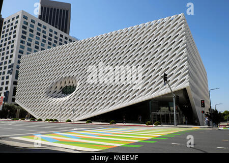 Außenansicht des Broad Art Museum Building Carlos Cruz-Diez Crosswalk South Grand Avenue in Downtown Los Angeles, LA California USA KATHY DEWITT Stockfoto