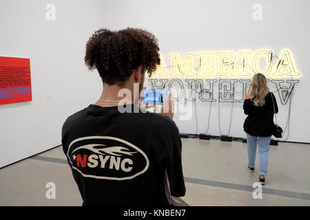 Zwei junge Besucher mit doppelter AMERIKA 2 Kunstwerke Künstler Glenn Ligon an der breiten Museum in der Innenstadt von Los Angeles, La California USA KATHY DEWITT Stockfoto