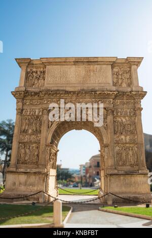 Der Bogen des Trajan in Benevento ist ein römischer Triumphbogen und