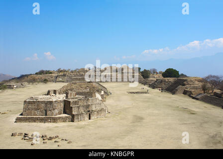 Draufsicht auf Ruinen der Maya-Pyramiden in heiliger Ort Monte Alban, Oaxaca, Mexiko, Nordamerika. UNESCO-Weltkulturerbe Stockfoto