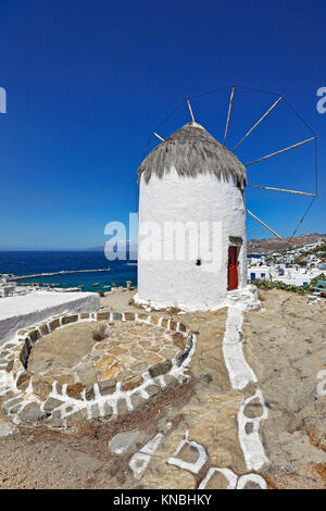 Tolle Aussicht auf den Hafen und die Chora von Windmühlen von Mykonos, Griechenland Stockfoto