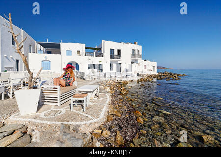 Junge Frau in Naoussa auf Paros, Griechenland Stockfoto