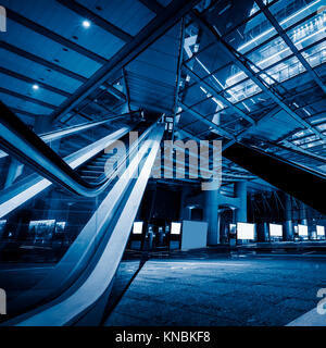 Low Angle View der Rolltreppe in Blautönen. Stockfoto