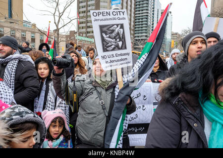 Palästinensische Demonstranten in Toronto, Kanada versammelt, gegen Präsident Donald Trump Entscheidung Jerusalem erkennen protestieren als Israels Hauptstadt. Stockfoto