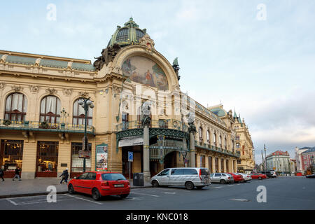 Prag, tschechische Republik - 9. Dezember 2017: das Gemeindehaus, Tschechische Obecni Dum ist ein marodes Gebäude, in dem Smetana Hall, ein feiern Veranstaltungsort für Konzerte. Stockfoto