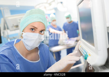 Chirurg in Medical Monitor während der Operation Stockfoto