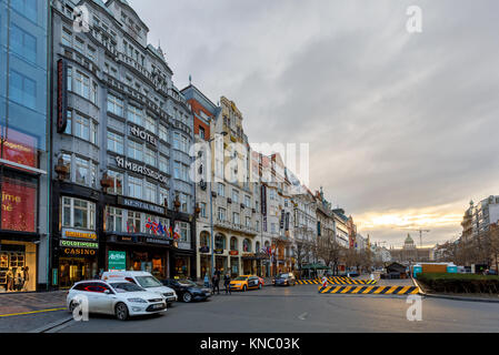 Prag, tschechische Republik - 9. DEZEMBER 2017: Advent Weihnachtsmarkt am Wenzelsplatz. Dezember 9, 2017, Prag, Tschechische Republik. Stockfoto