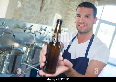 Hersteller Bier in der Brauerei Stockfoto